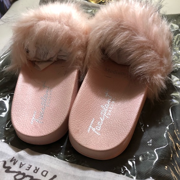 CUTE Pink Fuzzy Slides - Picture 5 of 5